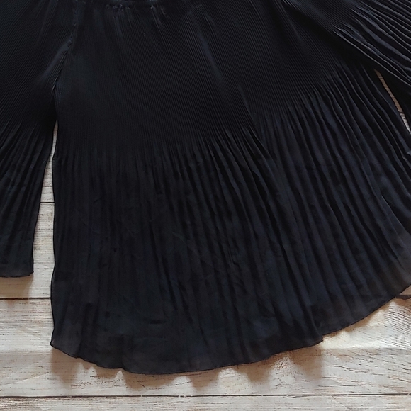 🌺RESERVED PLEATED OFF THE SHOULD TOP MEDIUM - Picture 4 of 5